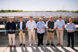 Gruppenfoto der Eröffnung der PV-Anlage am ehemaligen Rübenlagerplatz in Trautmannsdorf.