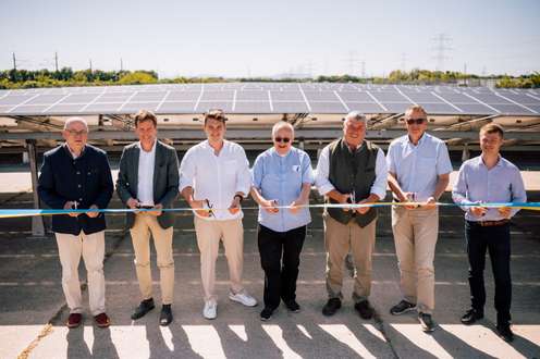 Gruppenfoto der Eröffnung der PV-Anlage am ehemaligen Rübenlagerplatz in Trautmannsdorf.