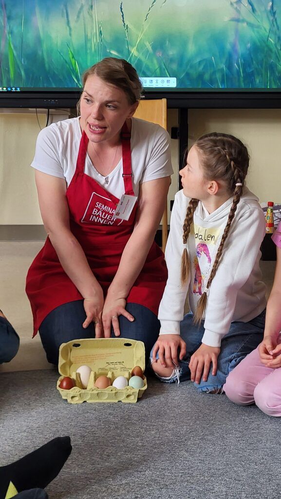 Die bunten Eier beeindrucken die Schulkinder.