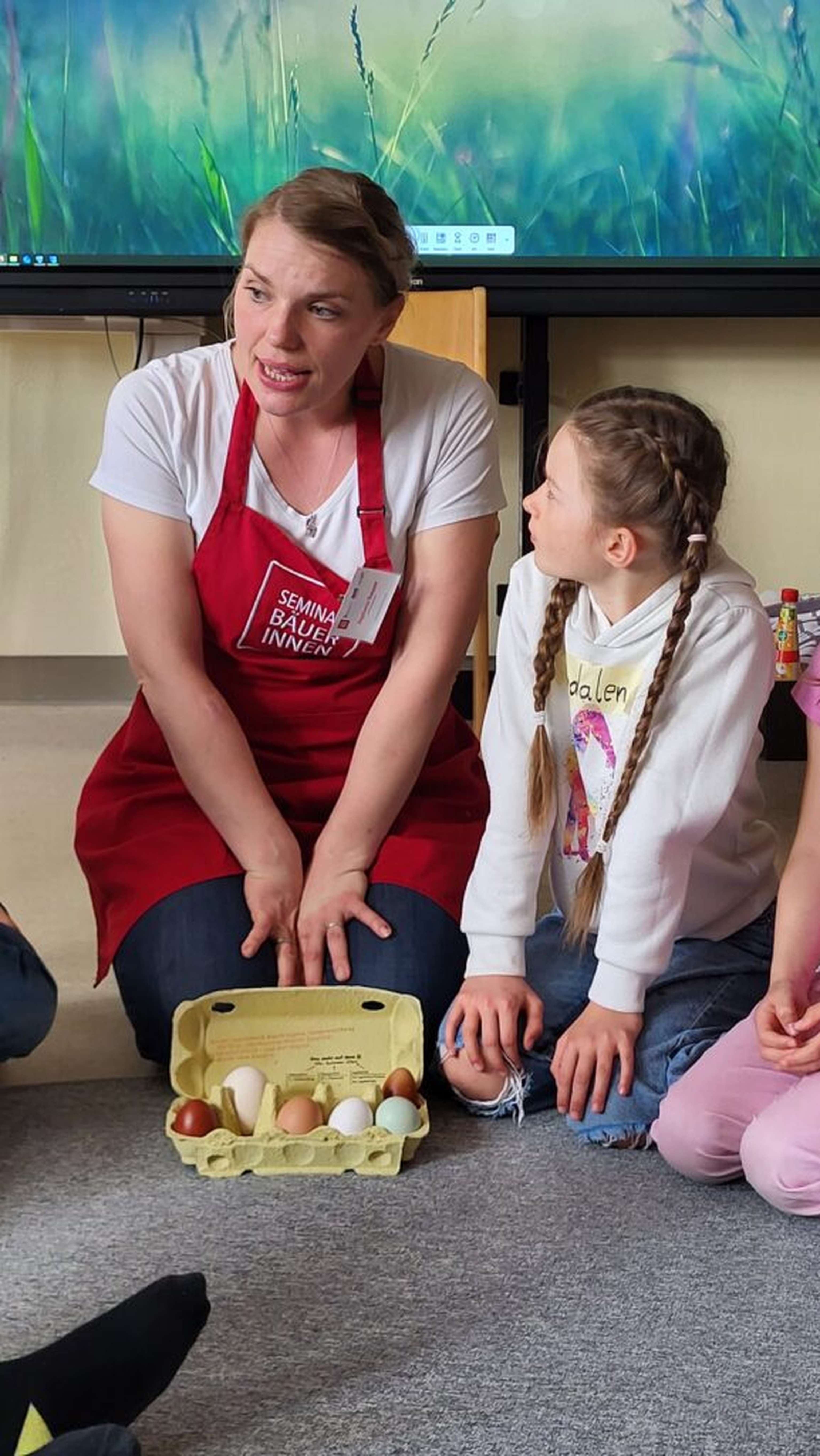 Die bunten Eier beeindrucken die Schulkinder.