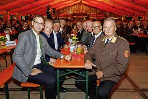 Landeshauptmann Markus Wallner sitzt mit Mitgliedern der Feuerwehr am Tisch