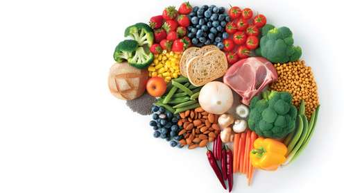 Gesunde Lebensmittel, aufgelegt in der Form eines menschlichen Gehirns.