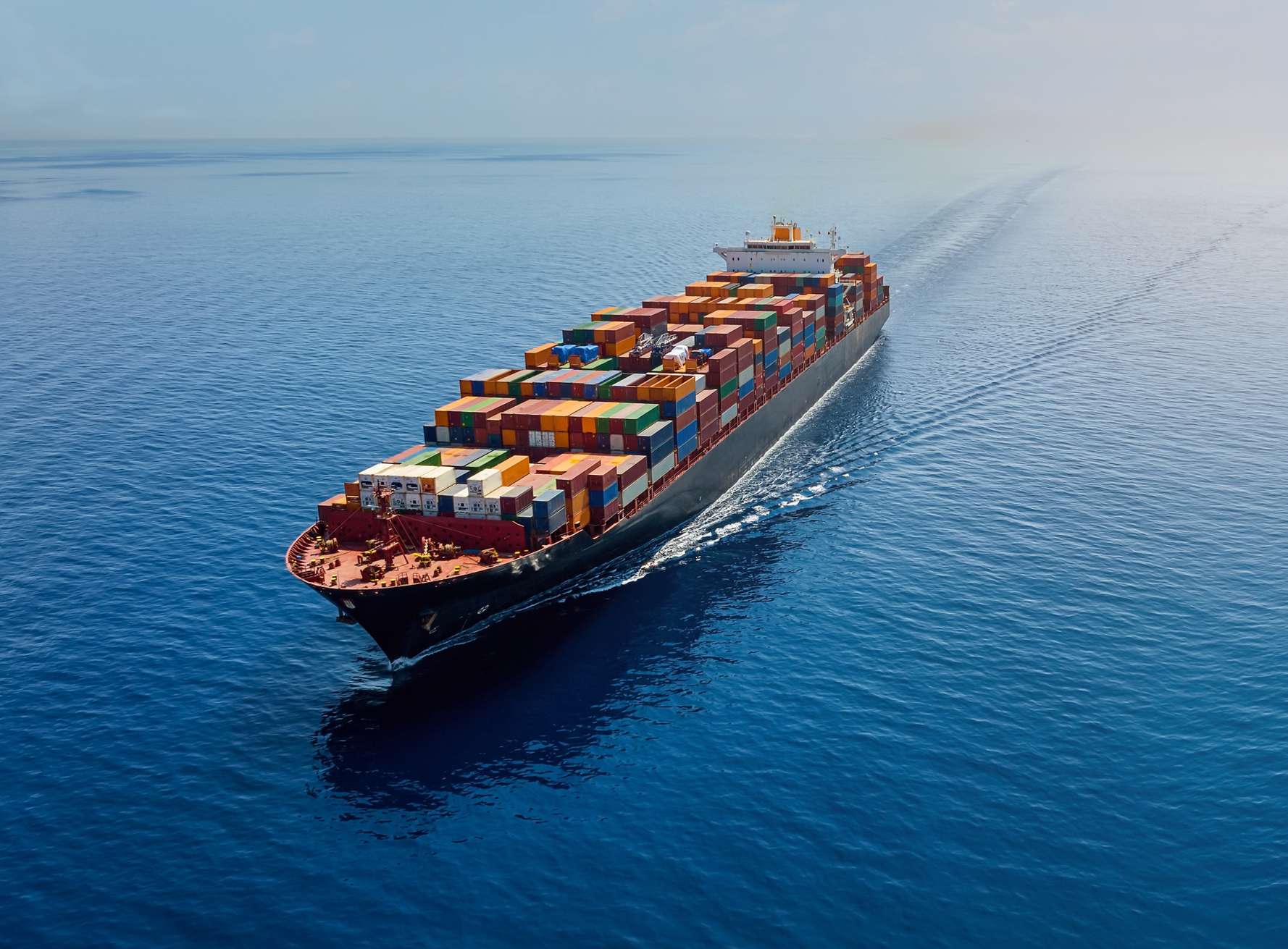 Containerschiff am offenen Meer