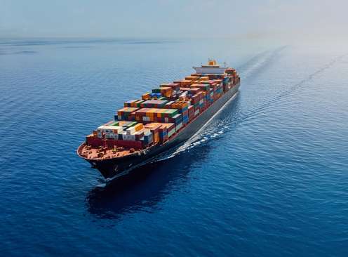 Containerschiff am offenen Meer