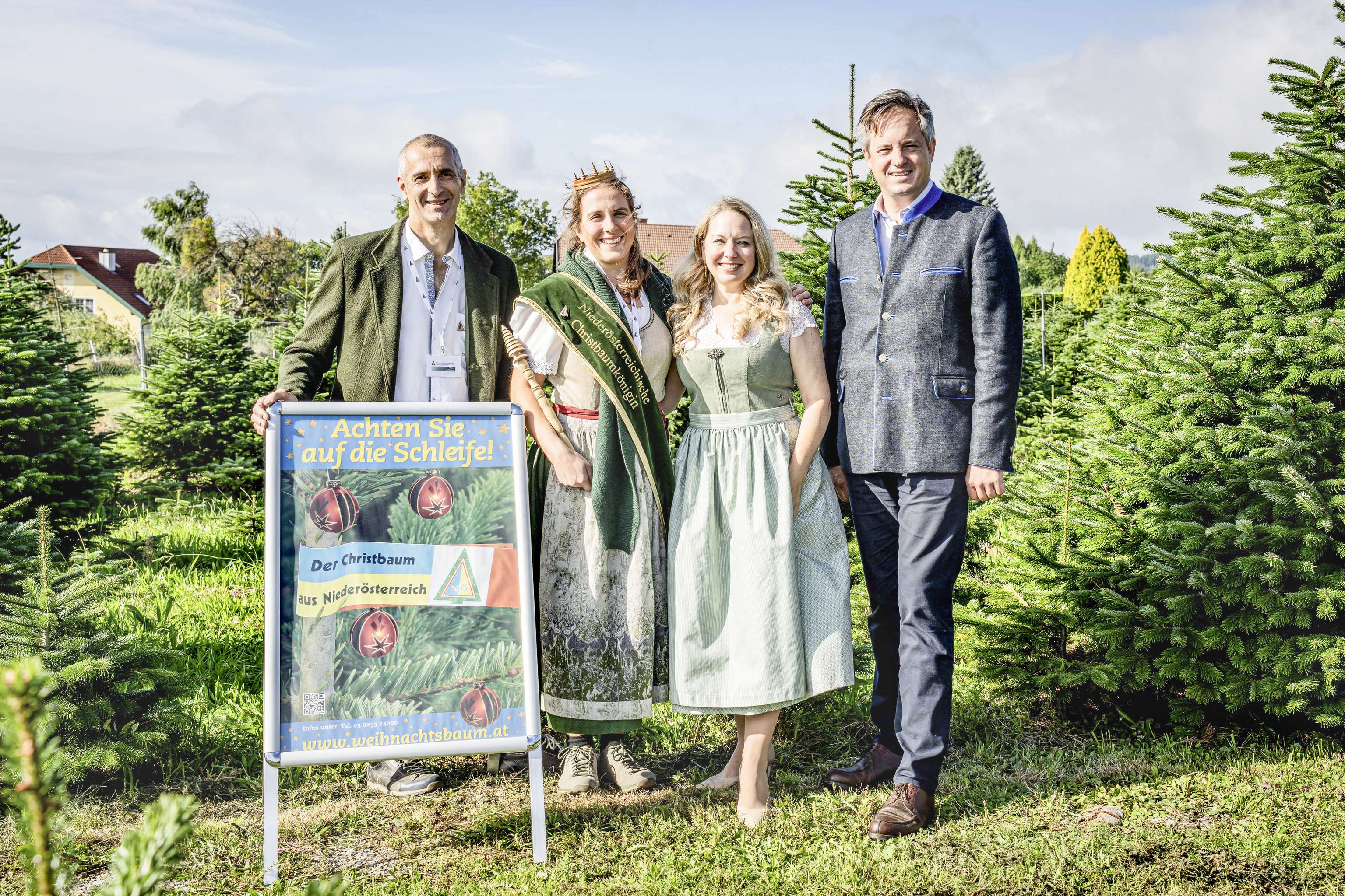 Obmann und Christbaumkönigin begrüßten Silke Dammerer und Johannes Schmuckenschlager.