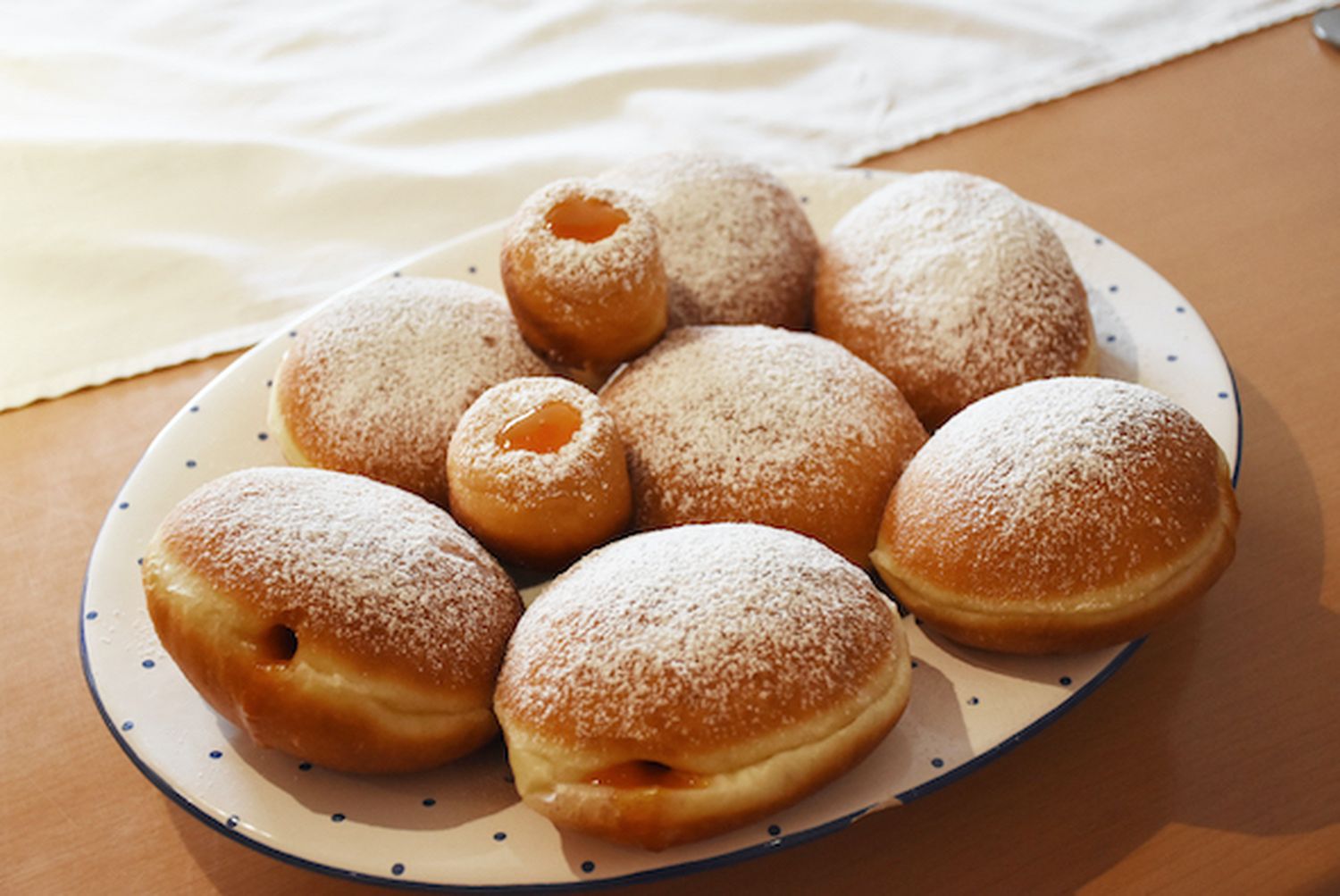 Selbstgemachte Faschingskrapfen Mit Hausgemachter Marillenmarmelade (c) Kaiser Lkburgenland Kopie