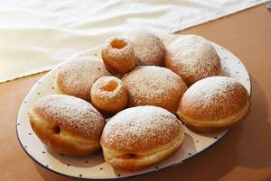 Selbstgemachte Faschingskrapfen Mit Hausgemachter Marillenmarmelade (c) Kaiser Lkburgenland Kopie
