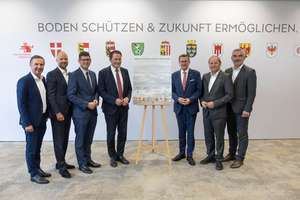 Gruppenfoto mit der unterzeichneten Österreich-Deklaration.