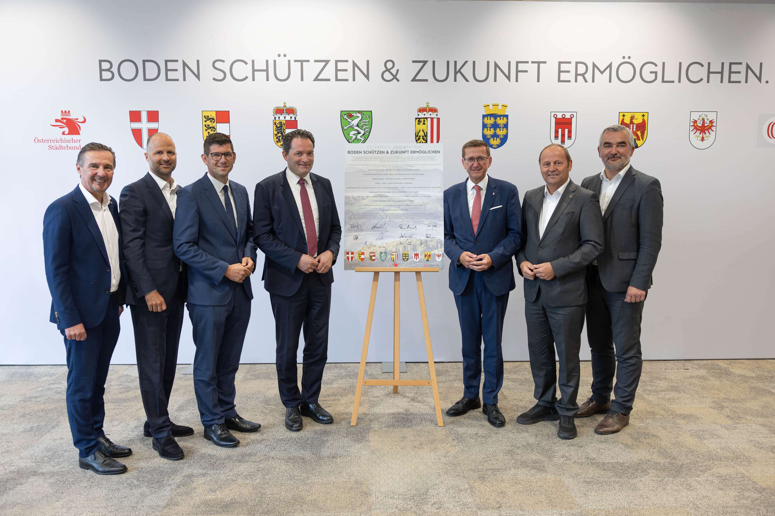 Gruppenfoto mit der unterzeichneten Österreich-Deklaration.