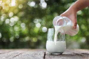 Milch aufschenken