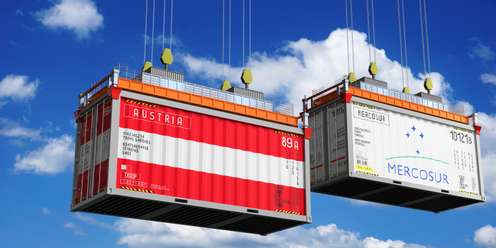 Zwei Container in der Luft symbolisch Österreich und Mercosur