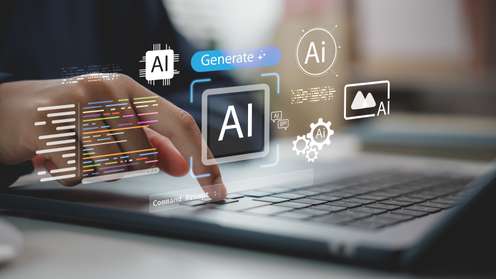 Hand tippt auf Laptop