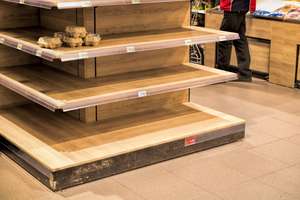 leere Regale im supermarkt