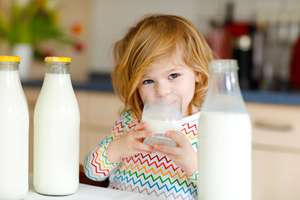 Kind trinkt ein Glas Milch
