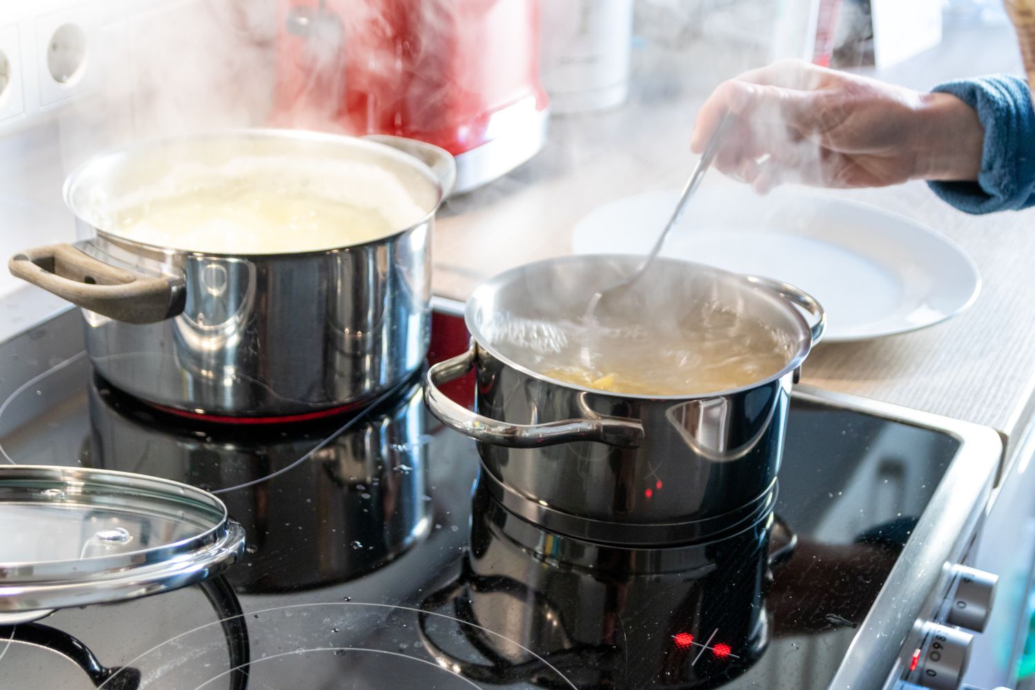 Das Kochen in den heimischen Haushalten gewinnt enorm an Bedeutung. FOTO: sunakri-adobe.stock.com