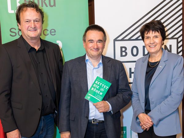 Buchpräsentation – Autor Gernot Stöglehner, Boku-Professor für Raumplanung, mit Hanno Settele und Rektorin Eva Schulev-Steindl.