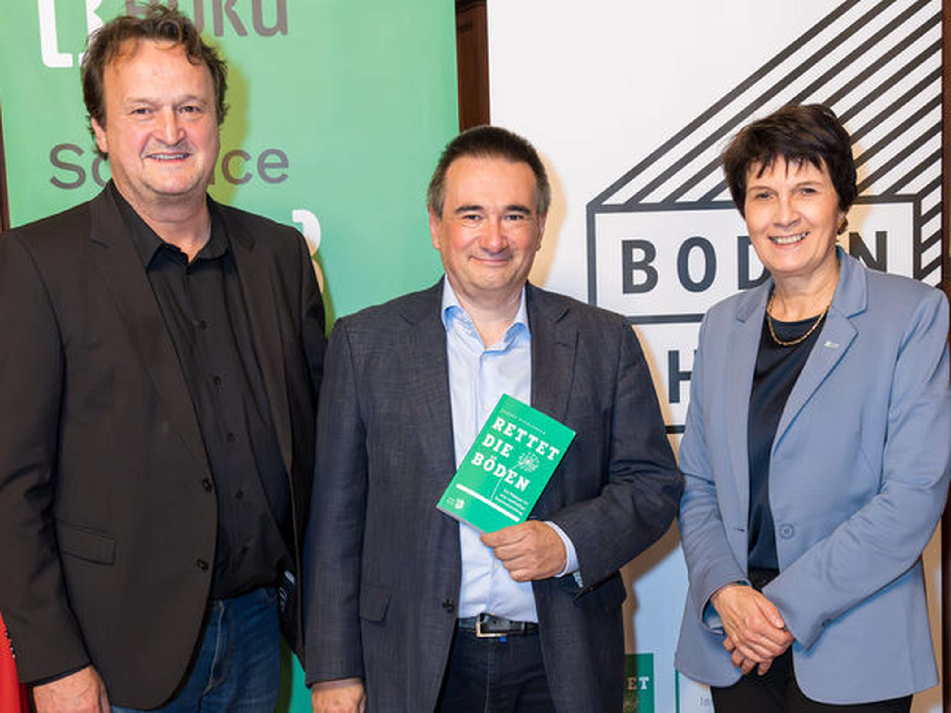 Buchpräsentation – Autor Gernot Stöglehner, Boku-Professor für Raumplanung, mit Hanno Settele und Rektorin Eva Schulev-Steindl.