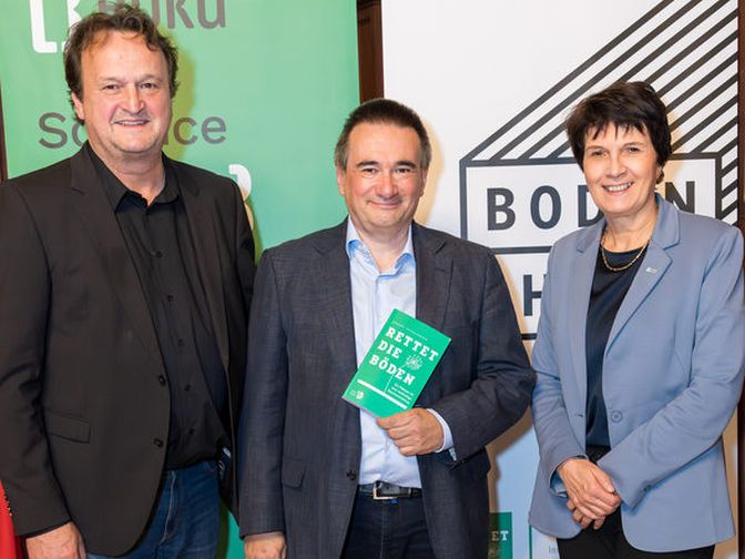 Buchpräsentation – Autor Gernot Stöglehner, Boku-Professor für Raumplanung, mit Hanno Settele und Rektorin Eva Schulev-Steindl.