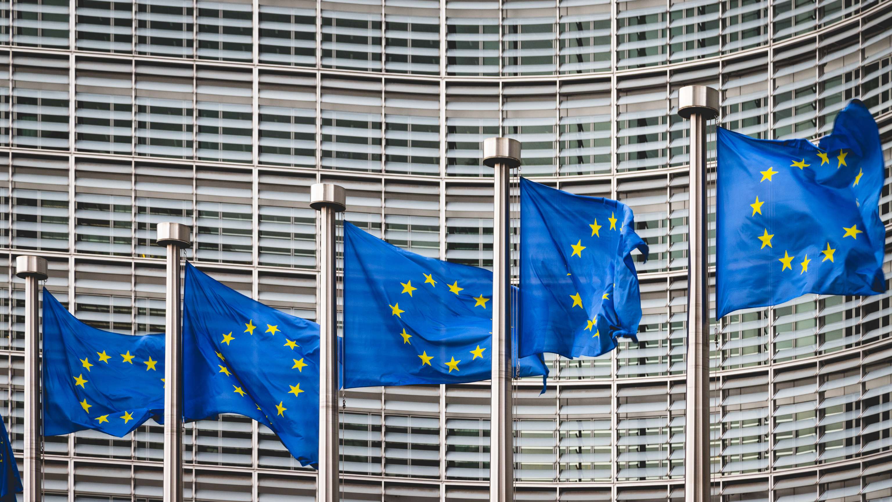 Fahnen vorm Kommissionsgebäude in Brüssel