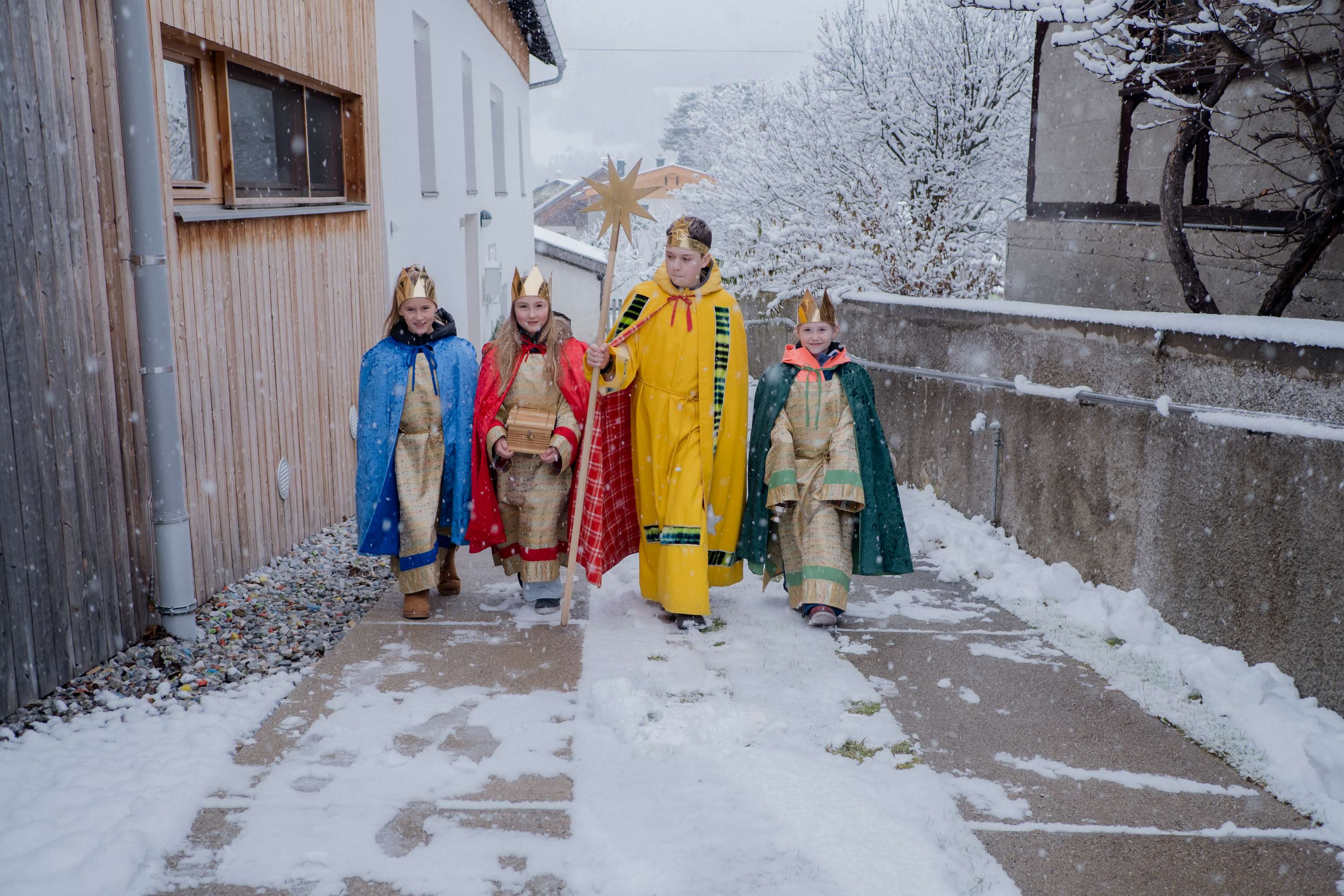 Durchschnittlich ersingt jeder Sternsinger etwa 240 Euro. In nahezu 3000 österreichischen Pfarren sind die Gruppen unterwegs, unterstützt von Jugendlichen und Erwachsenen.