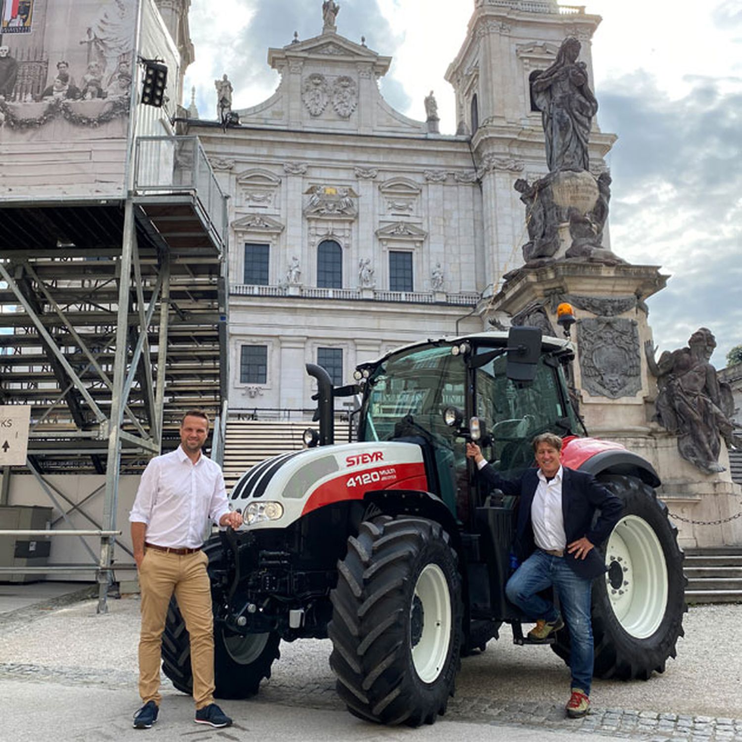 Steyr-Markenbotschafter Tobias Moretti (r.) mit Steyr Business Director Gunnar Hauser vor der Szenerie der Salzburger Festspiele. Im Hintergrund: ein weiteres Multi-Talent.