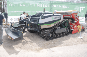 Der Feldroboter „AgBot“ von AgXeed wurde erstmals auf einer Messe in Österreich gezeigt.