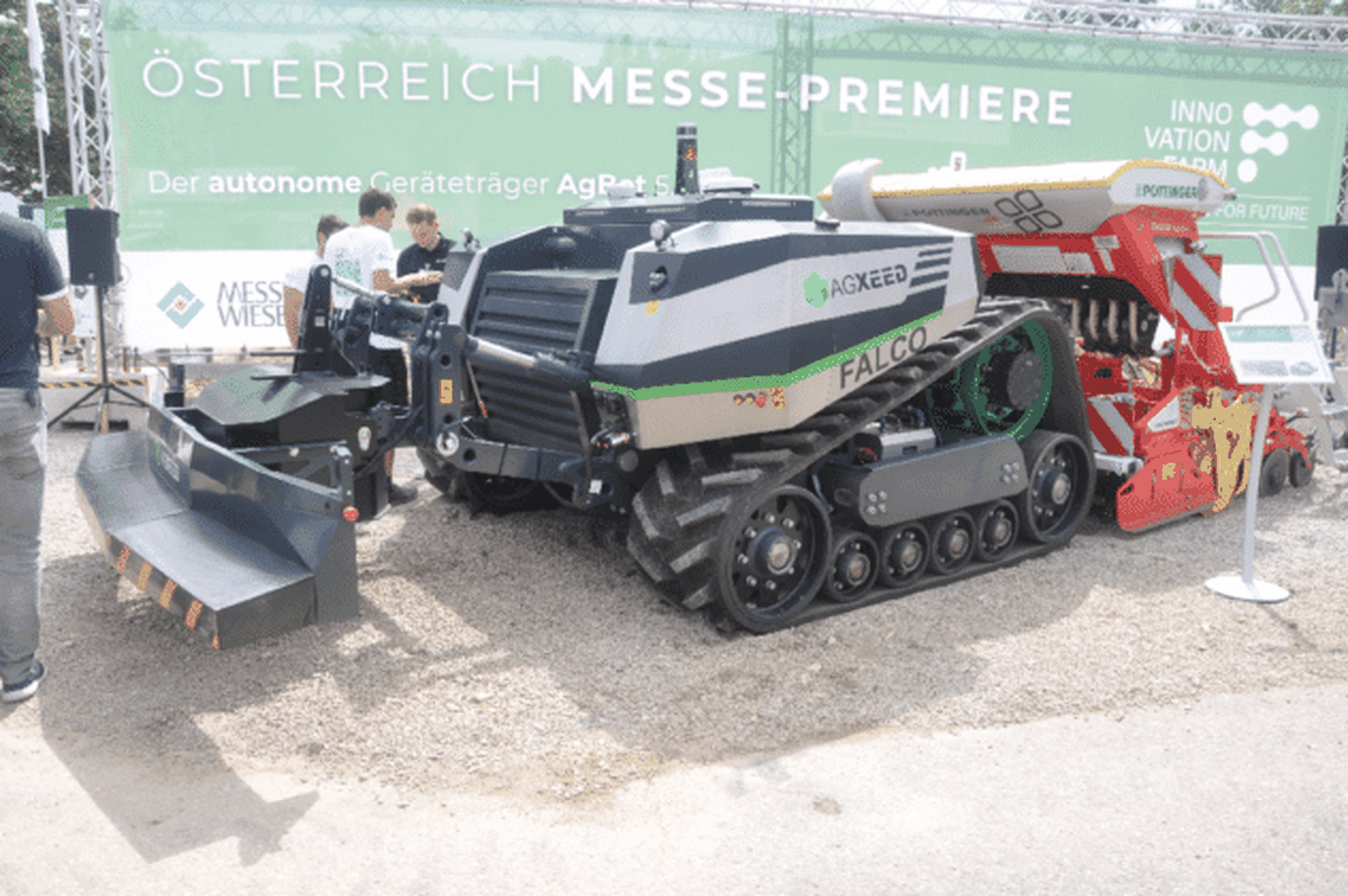 Der Feldroboter „AgBot“ von AgXeed wurde erstmals auf einer Messe in Österreich gezeigt.