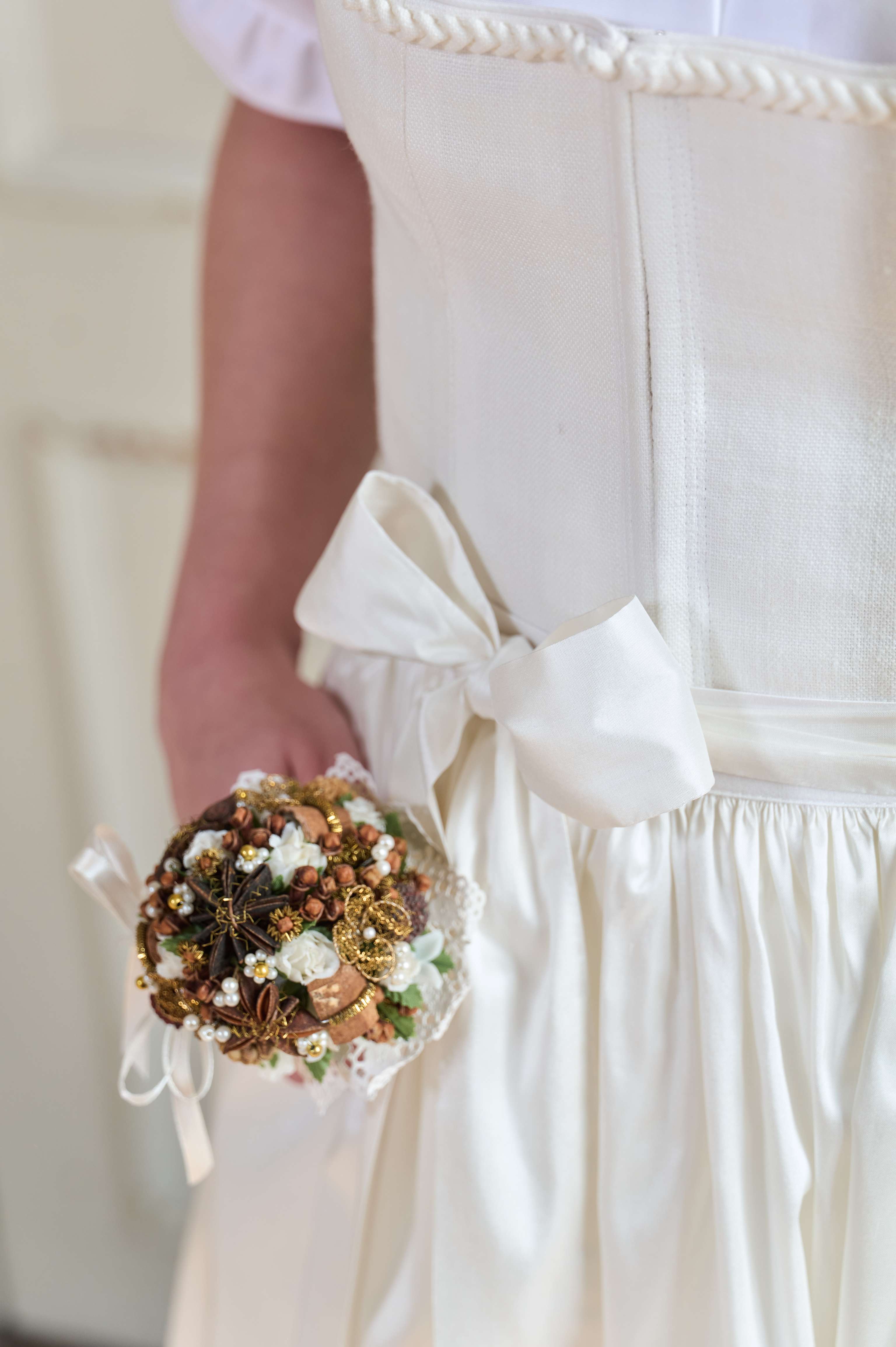 Schön gebundene Schleife eines Brautdirndls