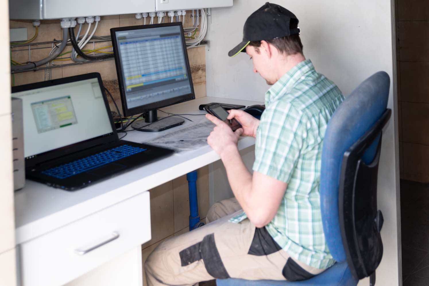 Landwirt vor dem Computer