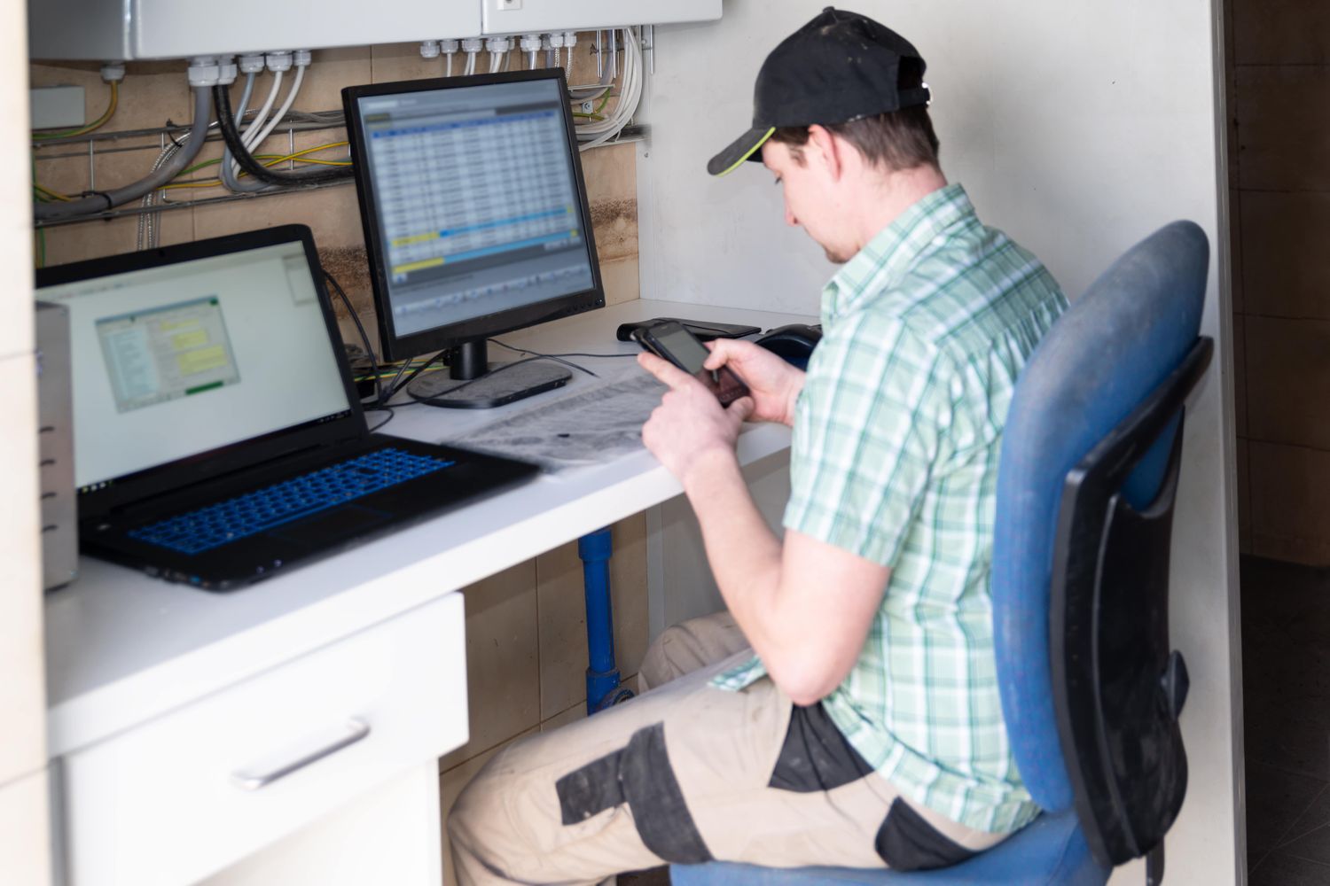 Bauer Arbeitet Am Pc In Der Landwirtschaft