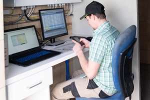 Bauer Arbeitet Am Pc In Der Landwirtschaft