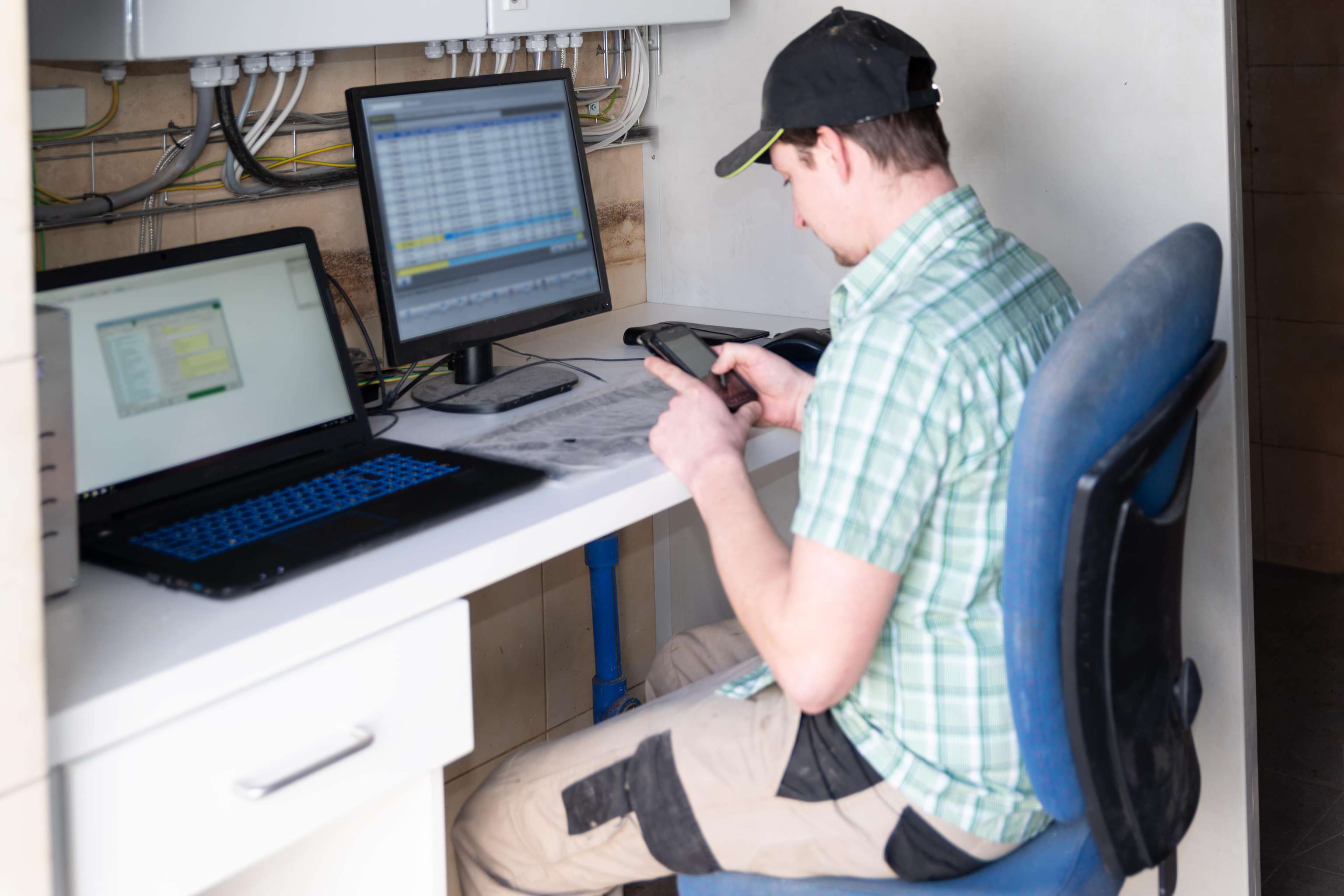 Bauer Arbeitet Am Pc In Der Landwirtschaft