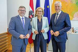 Am Bild befinden sich 3 Personen