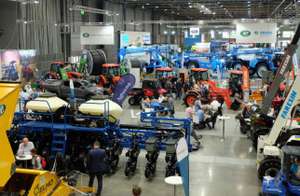 Kunterbunt: 12-reihige-Einzelkorn neben Kioti-Traktoren