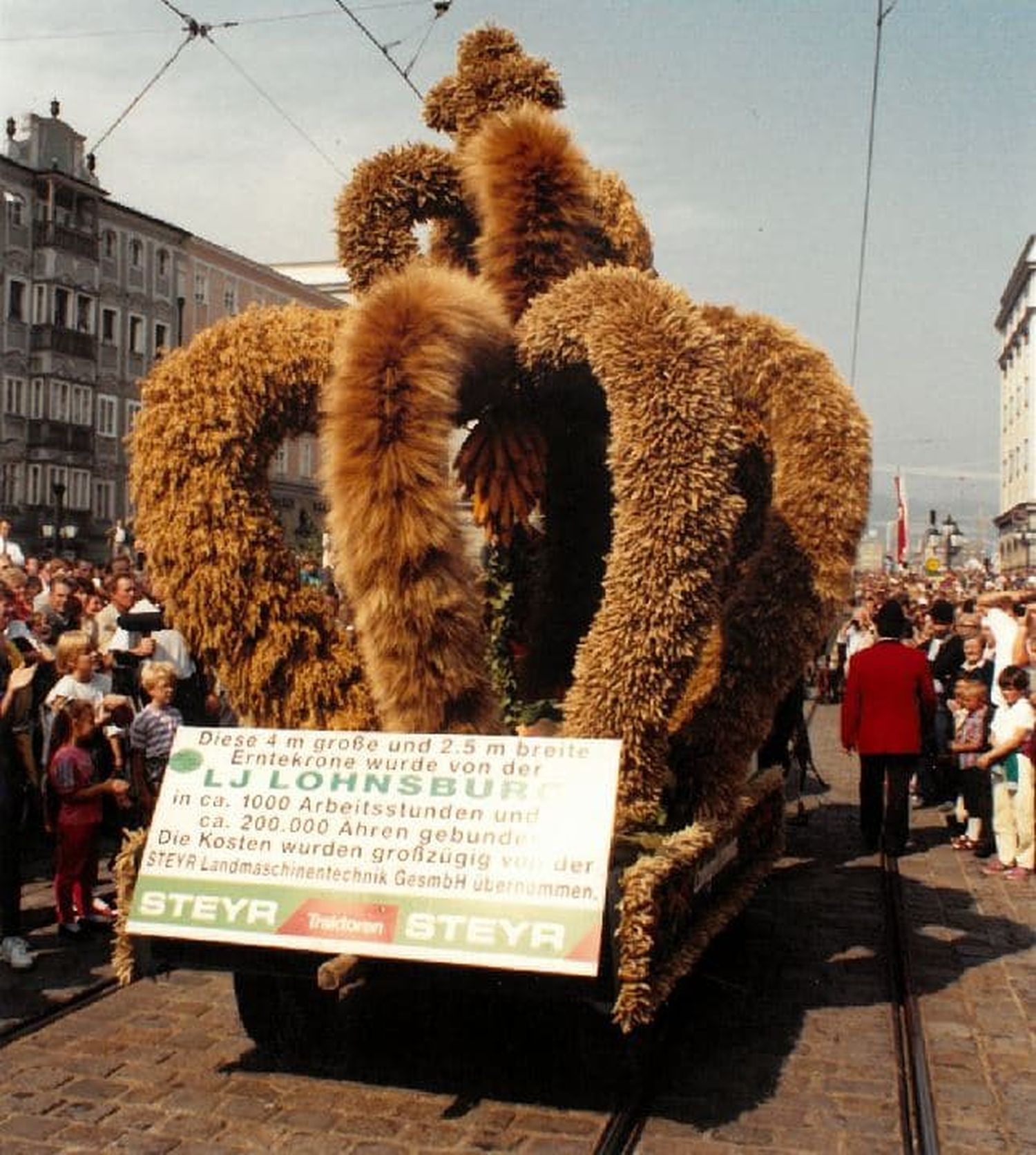 Eine Erntekrone anno 1991, präsentiert beim damaligen Landeserntedankfest.