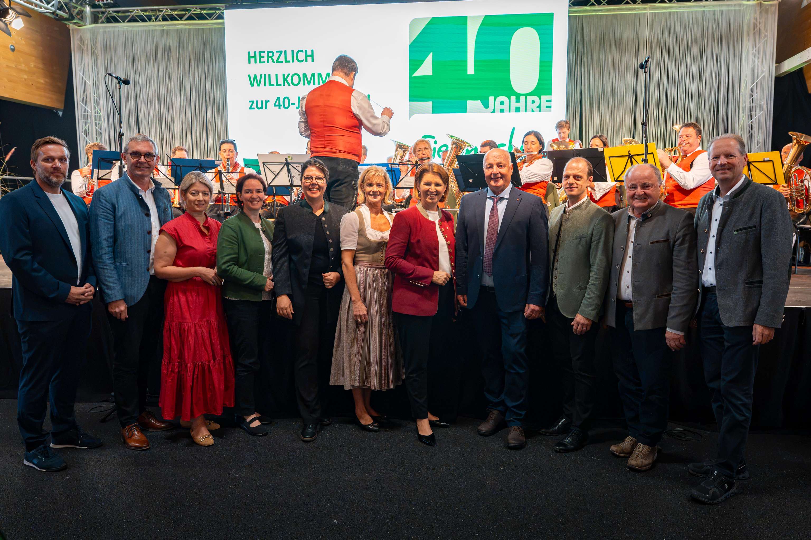 Ehrengäste in der Festhalle "40 Jahre Eiermacher GmbH"