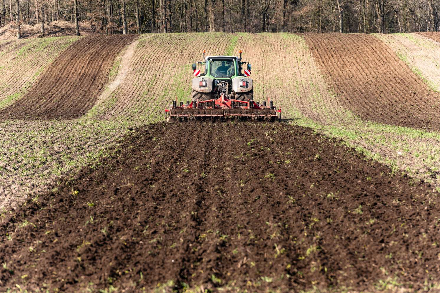 Traktor bei der Bodenbearbeitung auf dem Feld