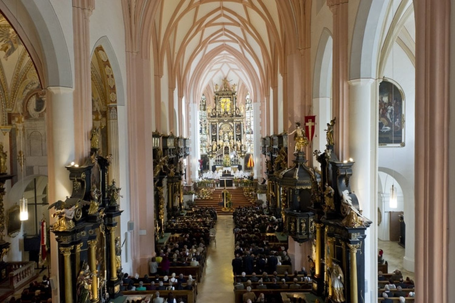 In Zeiten von Corona kann man sich die Heilige Messe via online-Stream nach Hause auf den Bildschirm holen.