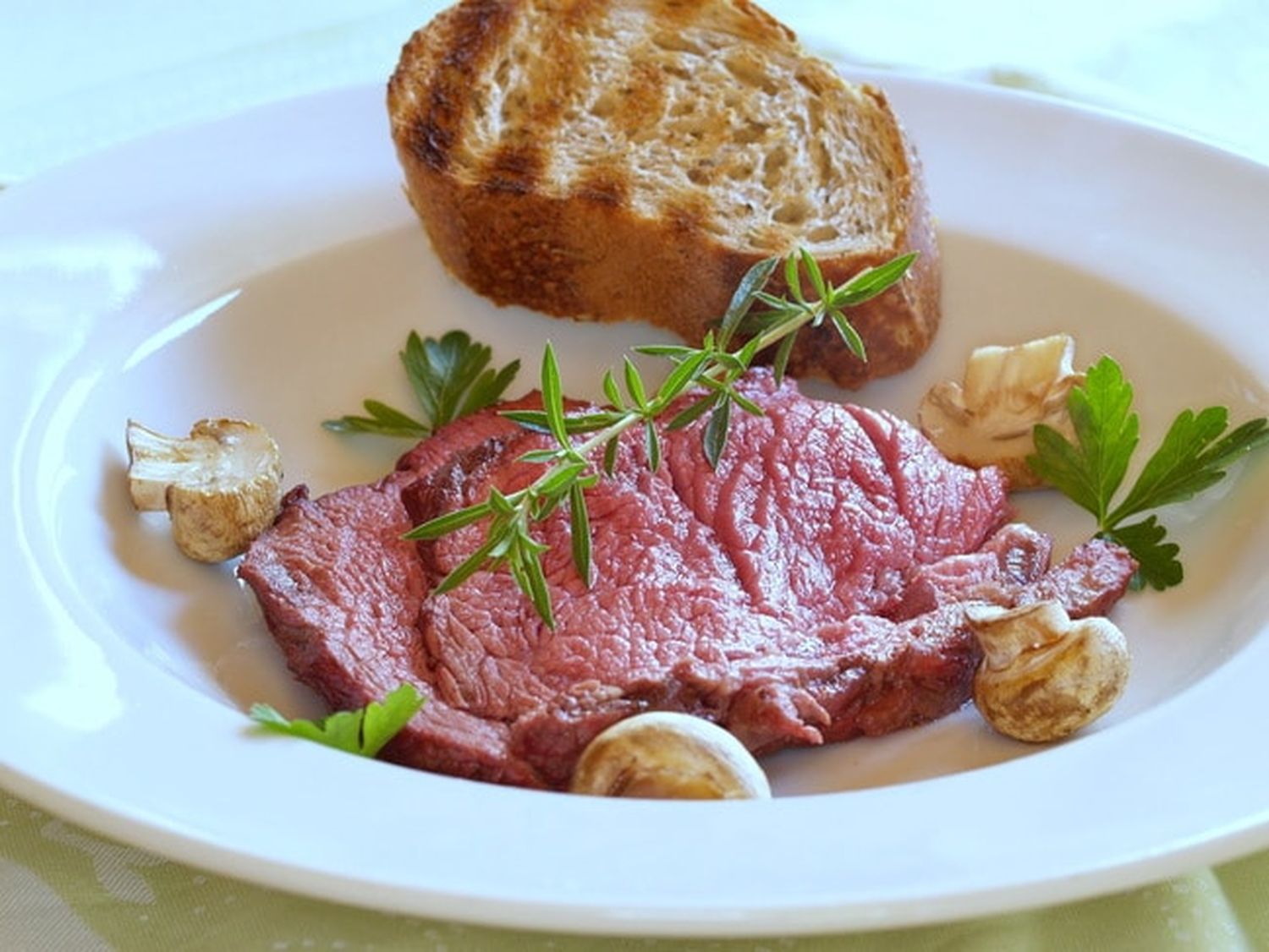 Der Wegfall der Gastronomie belastet den Rindfleischmarkt schwer. FOTO: agrarfoto.com