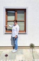 Eva Hagl-Lechner vor ihrem Haus. Das Wasser reichte damals bis zu 1,40 Meter hoch