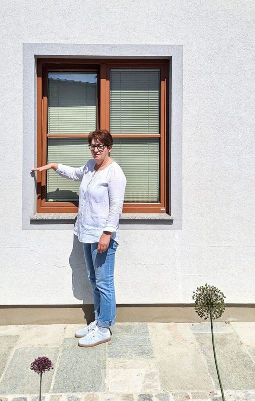 Eva Hagl-Lechner vor ihrem Haus. Das Wasser reichte damals bis zu 1,40 Meter hoch