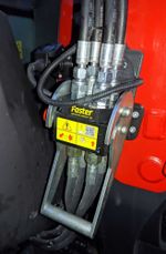 Dank Hydraulikschnellkuppler geht der Frontlader-Anbau rasch.