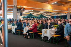 Blick in die gefüllte Festhalle "40 Jahre Eiermacher GmbH"