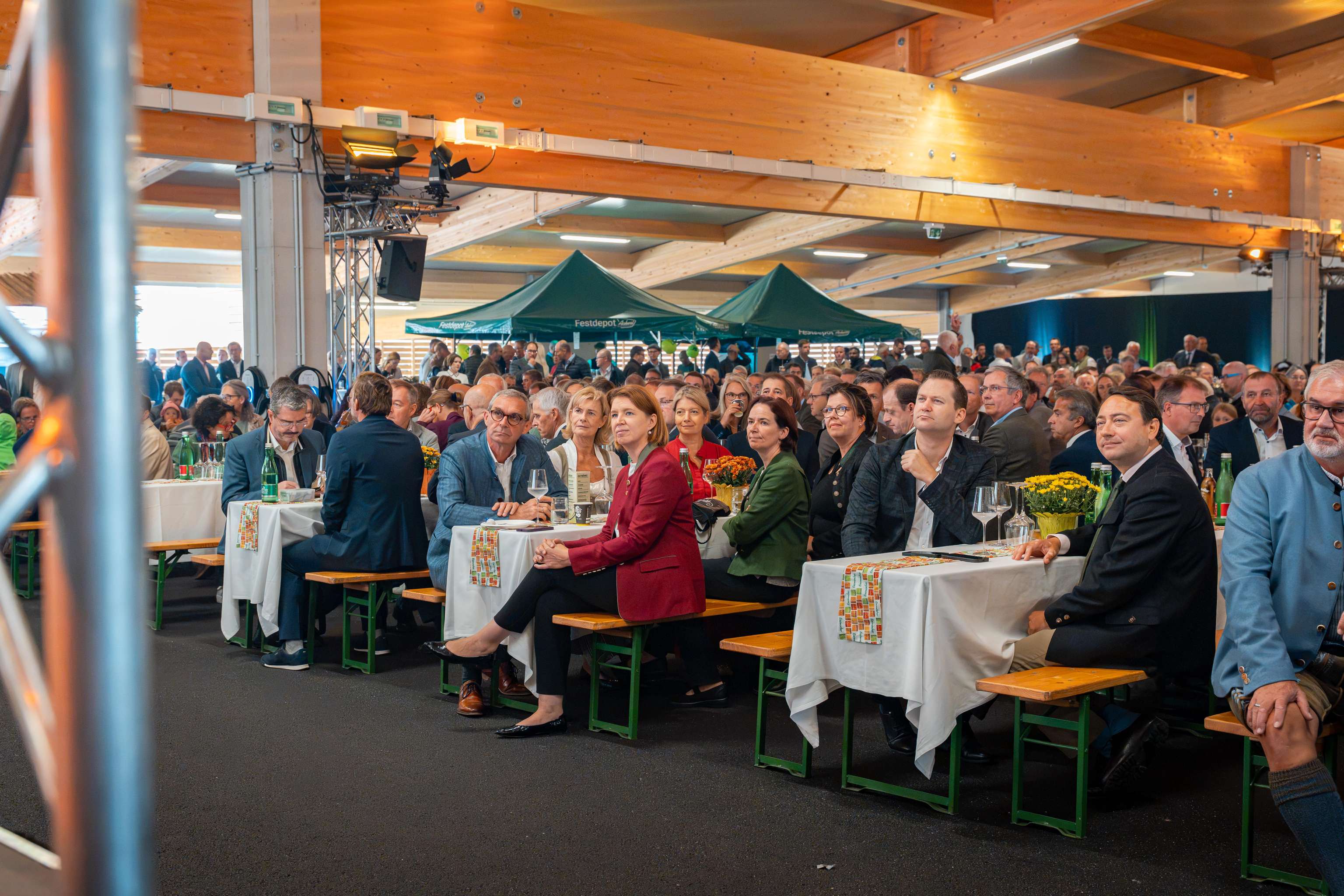 Blick in die gefüllte Festhalle "40 Jahre Eiermacher GmbH"