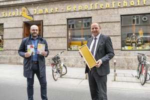 LHStv. Josef Geisler und der Bienenexperte des Landes, Andreas Tschöll, präsentieren die neue Landesbroschüre „Bestäuber. Leben.“