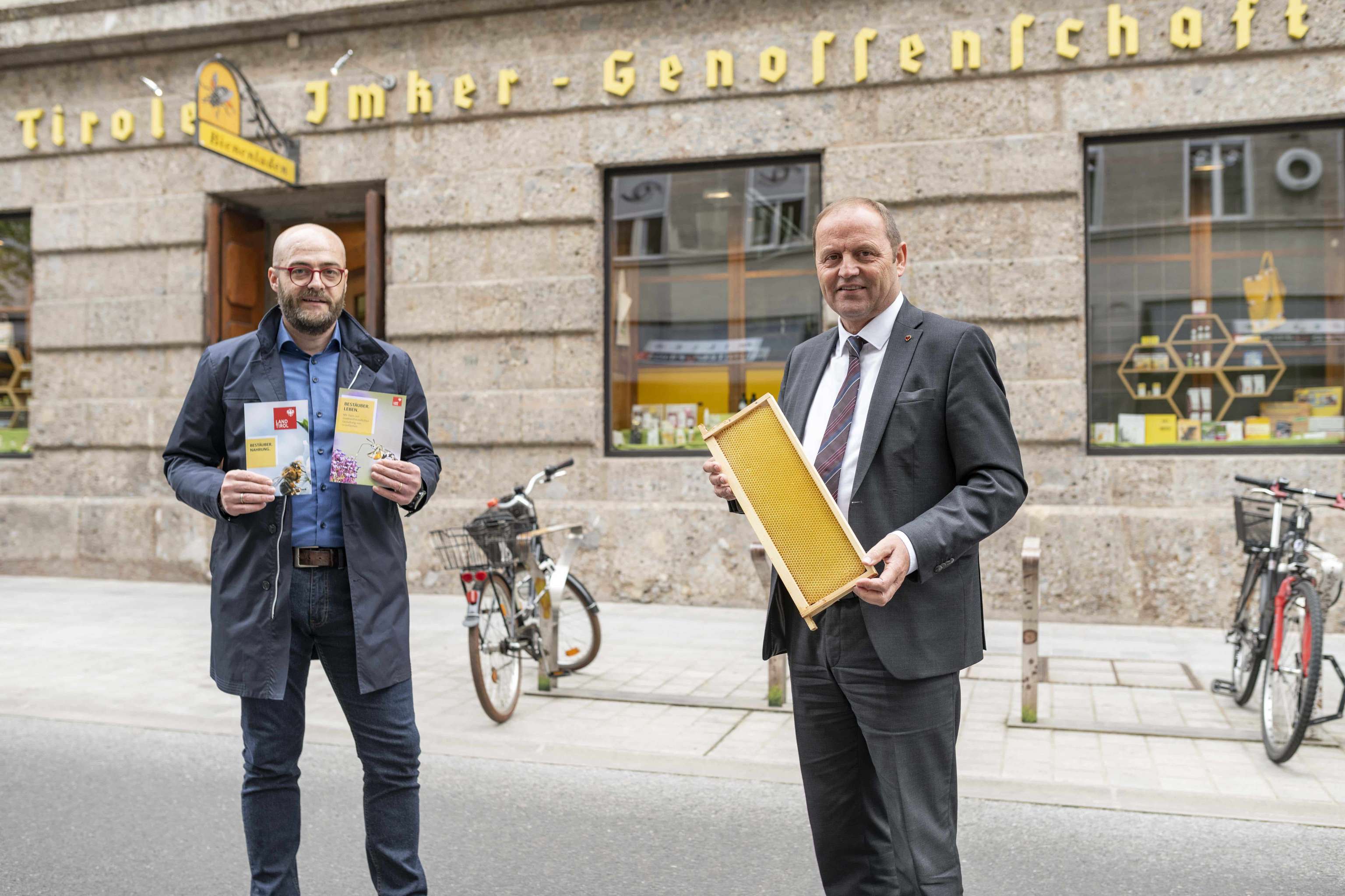 LHStv. Josef Geisler und der Bienenexperte des Landes, Andreas Tschöll, präsentieren die neue Landesbroschüre „Bestäuber. Leben.“