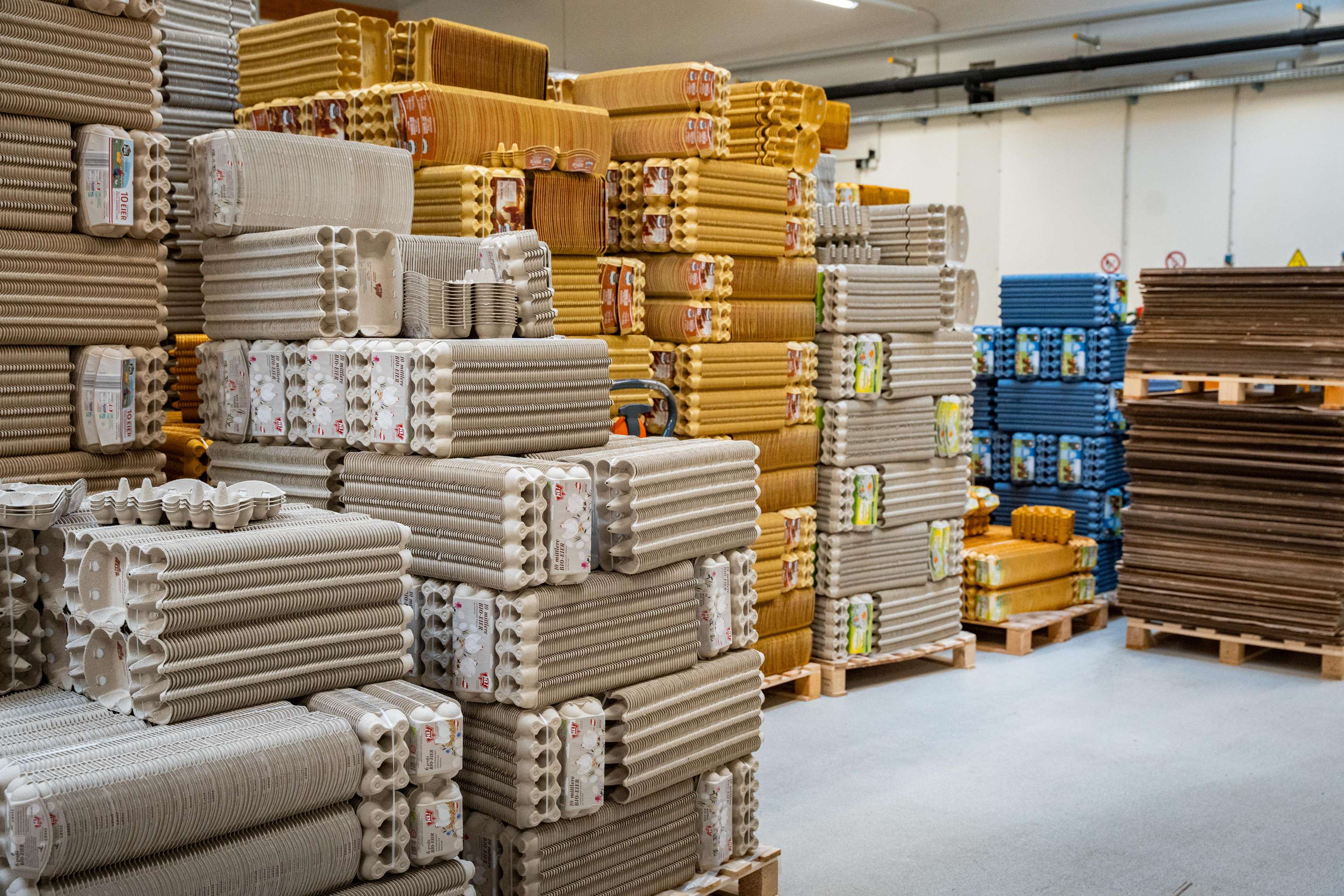 Blick in das Eierkarton-Lager bei der Eiermacher GmbH