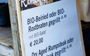 Ein Schild mit Rindfleischgerichten mit Preis