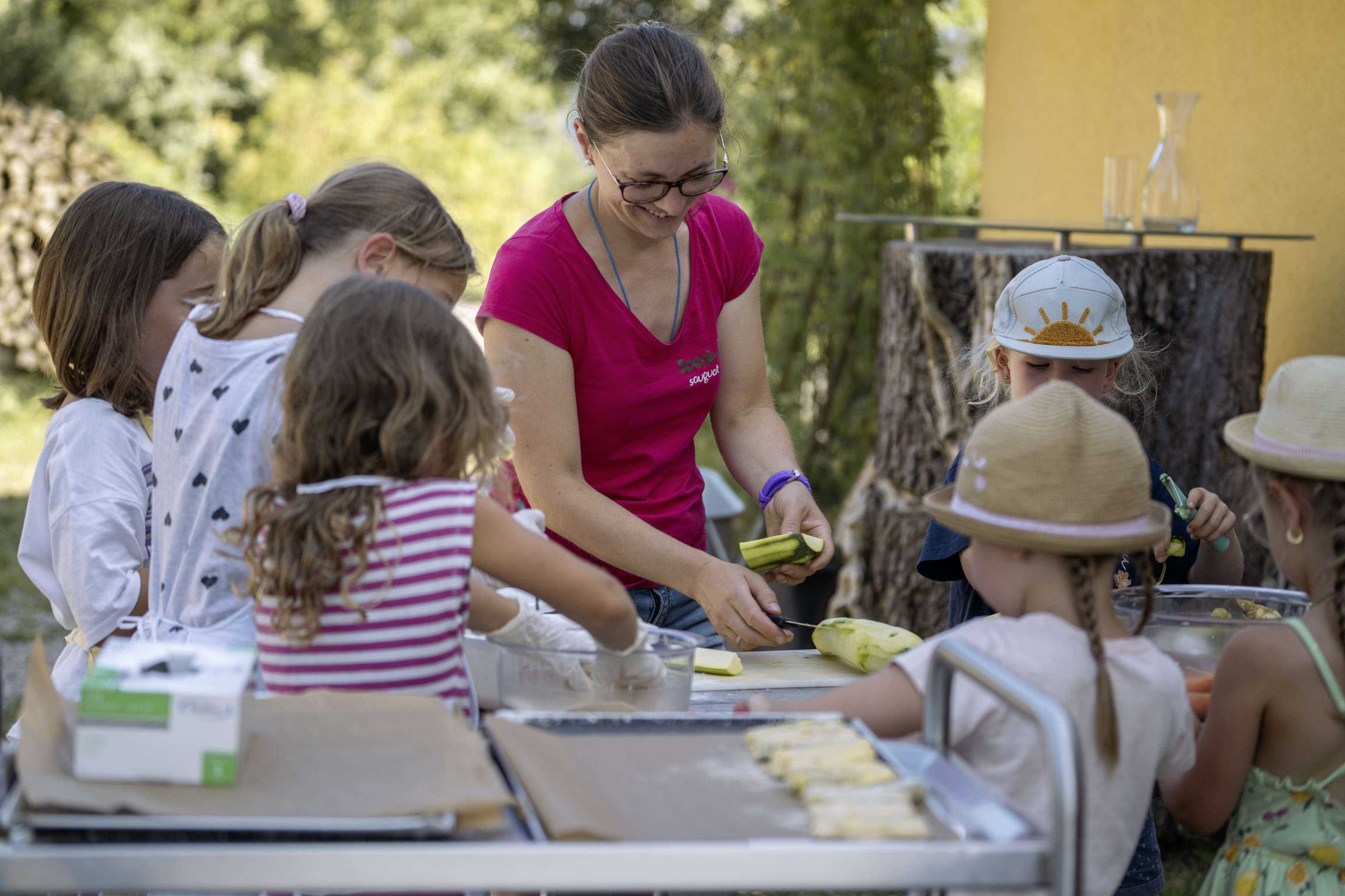 Kinder beim Kochen mit Biobäuerin Tanja Gaßner
