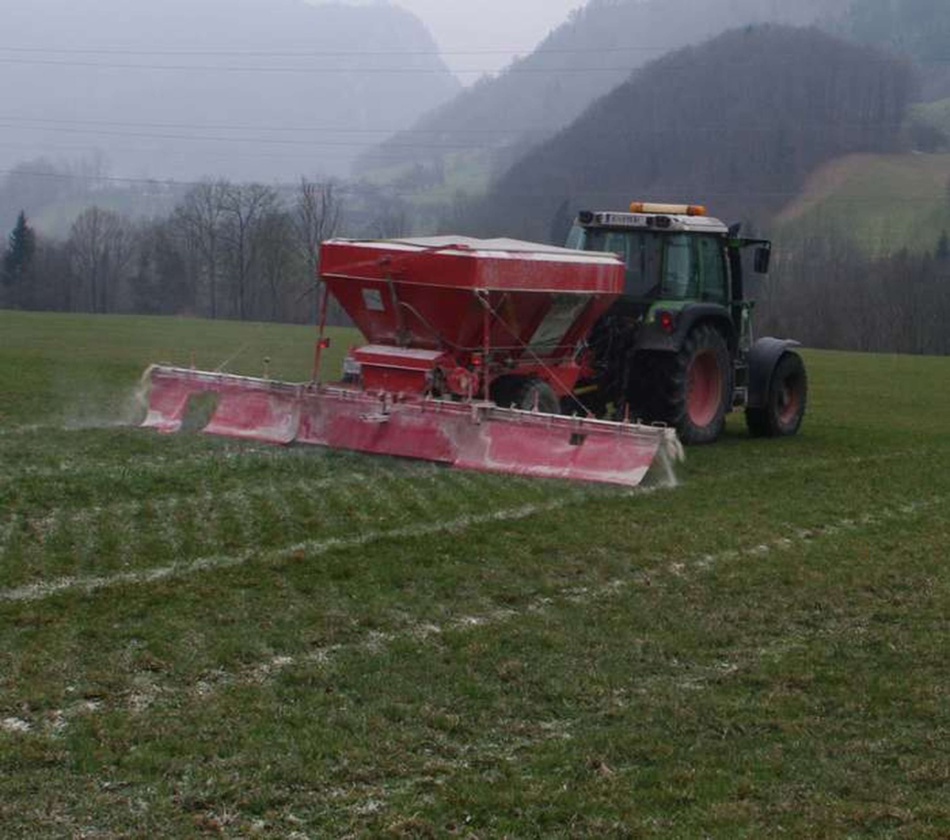 W Ausbringung Schneckenstreuer